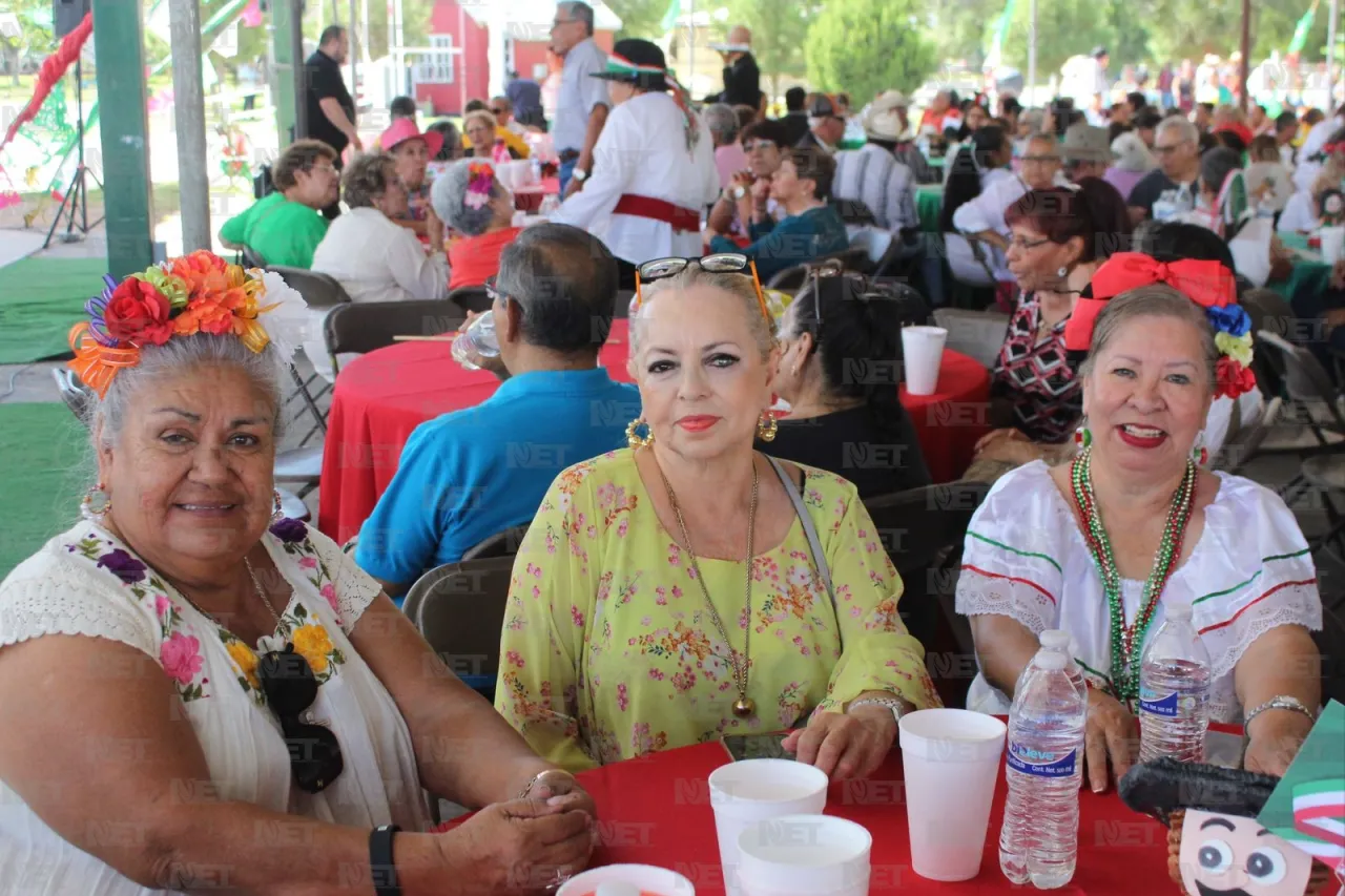 Celebran fiesta mexicana más de 3 mil adultos mayores