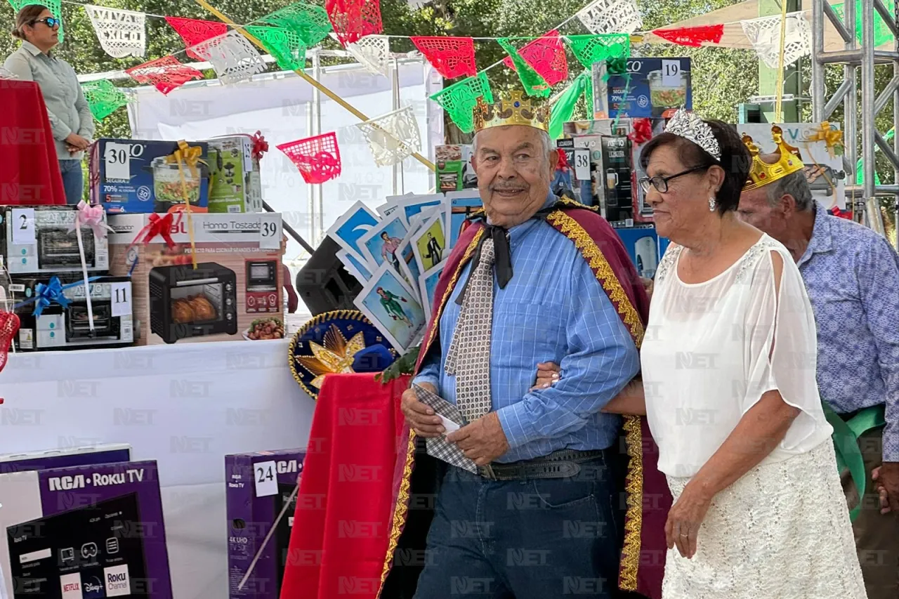 Coronan a la reina de los Consejos del Adulto Mayor