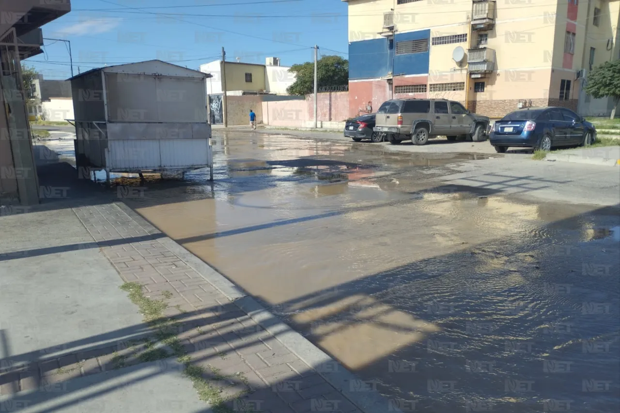 Trabaja JMAS en reparación de fuga de agua en Oasis Oriente