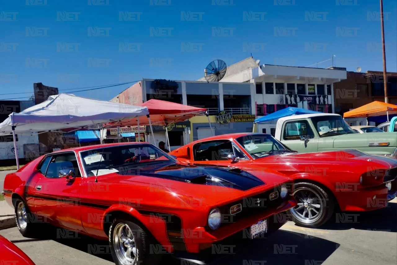 Festejan 26 años de amistad con exhibición de autos