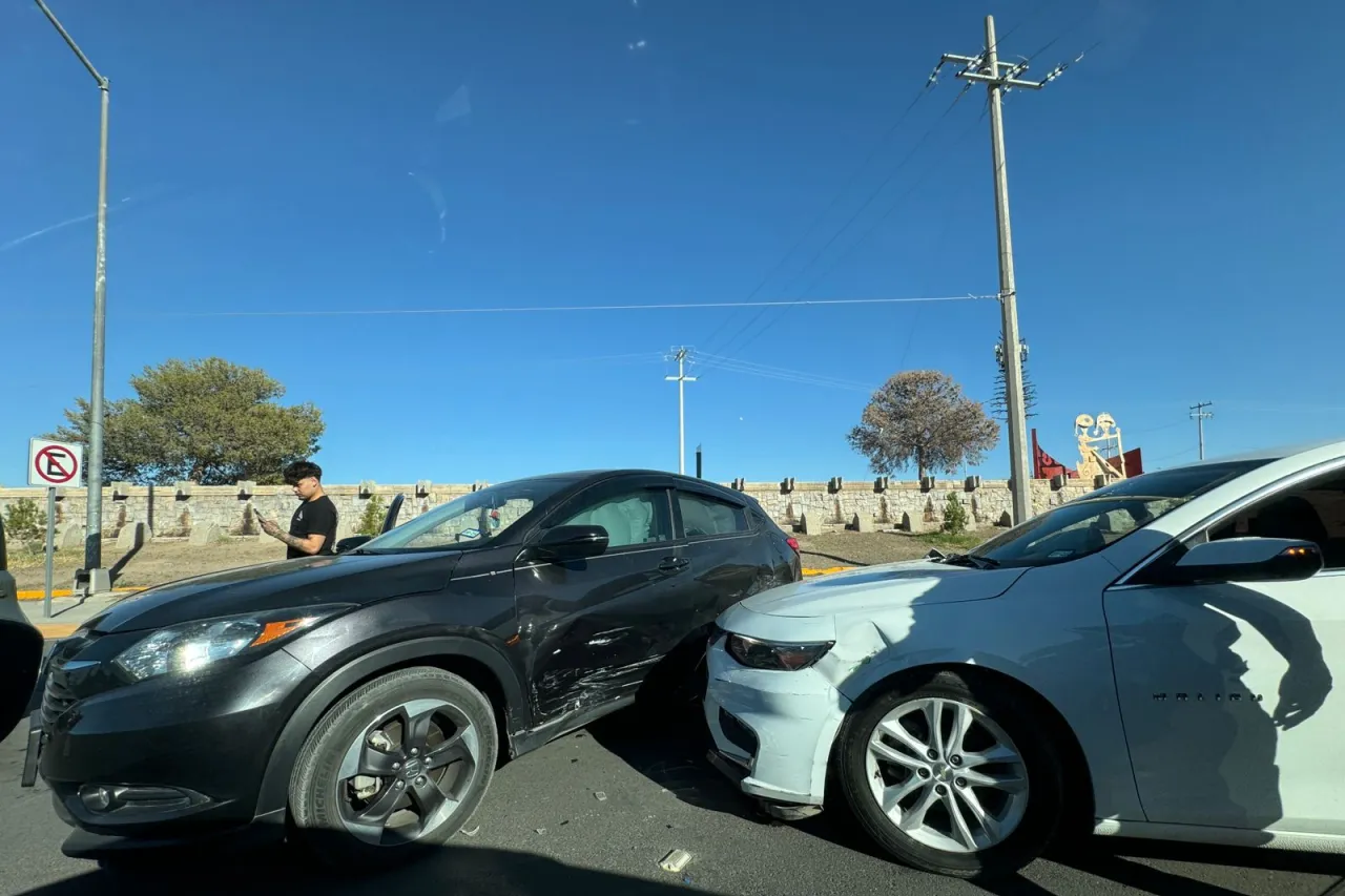 Paralizan línea del puente Libre en choque múltiple