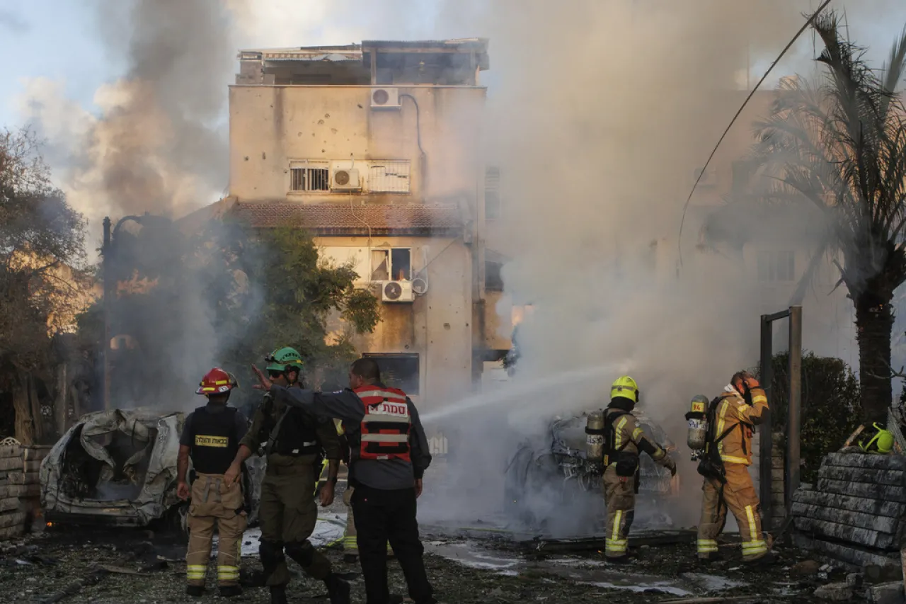 Atacan a Israel con más de 100 cohetes