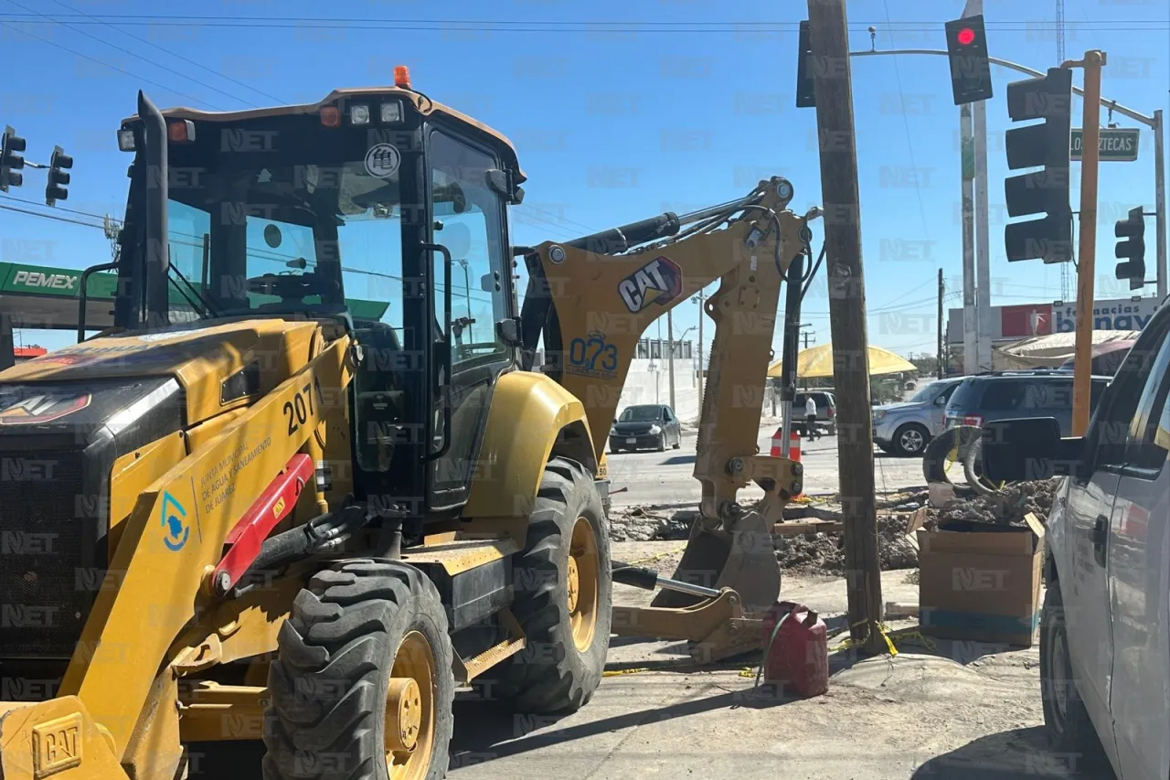 Trabaja JMAS en reparar fuga de agua en Aztecas y Pavo Real 