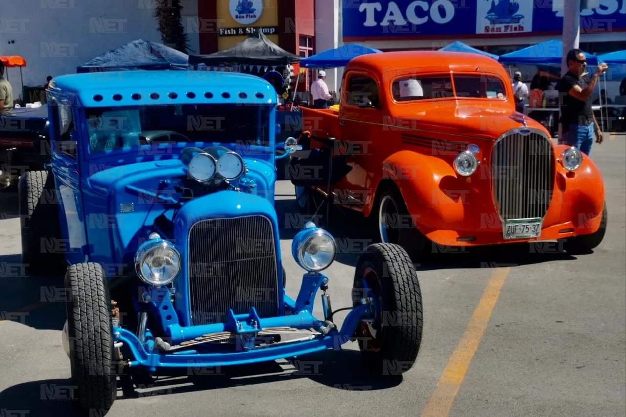 Festejan 26 años de amistad con exhibición de autos