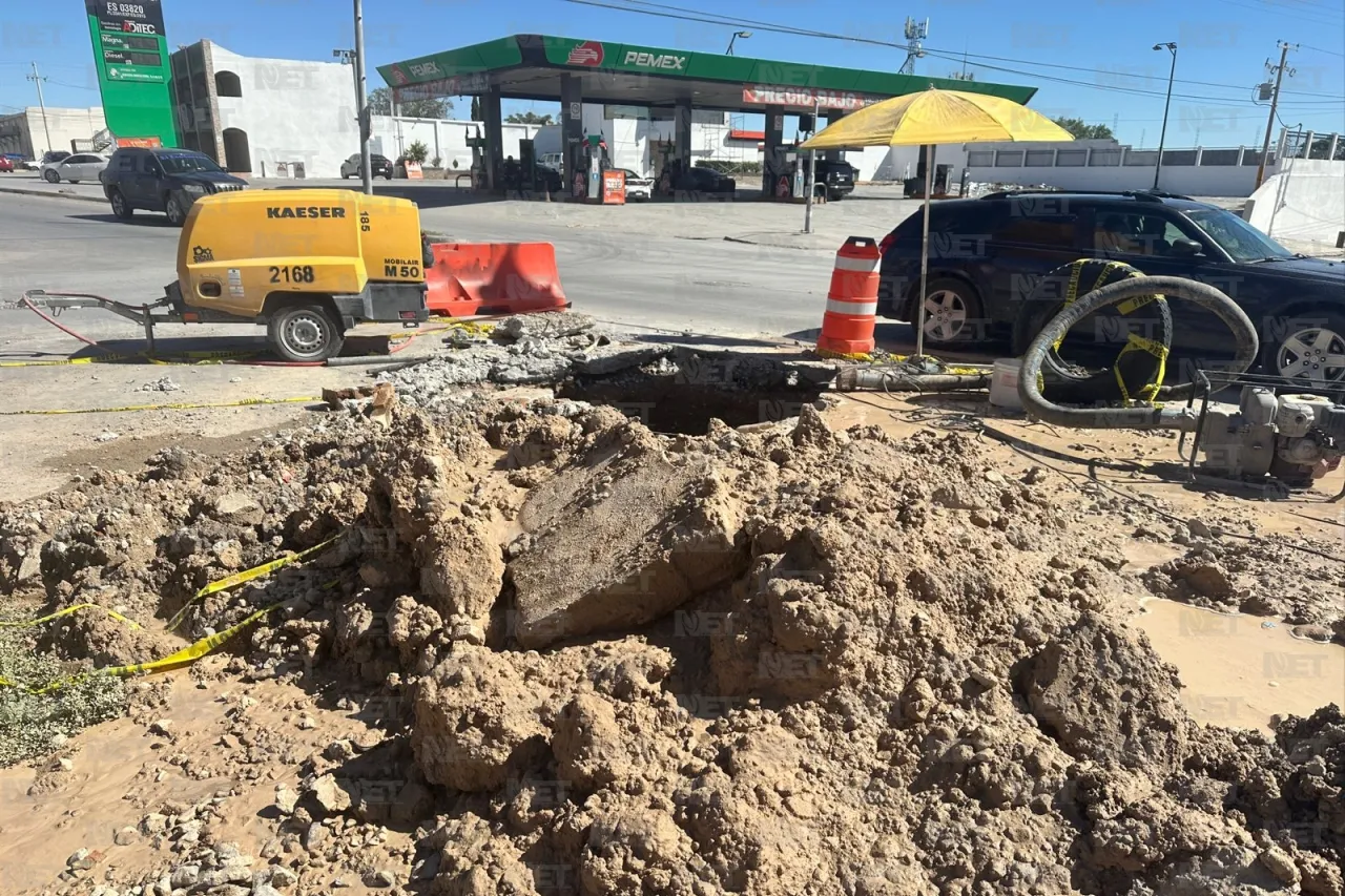 Trabaja JMAS en reparar fuga de agua en Aztecas y Pavo Real 