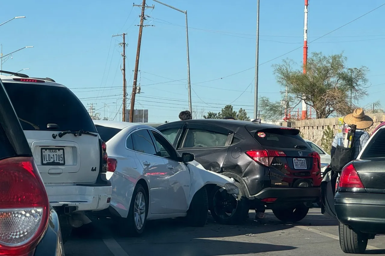 Paralizan línea del puente Libre en choque múltiple