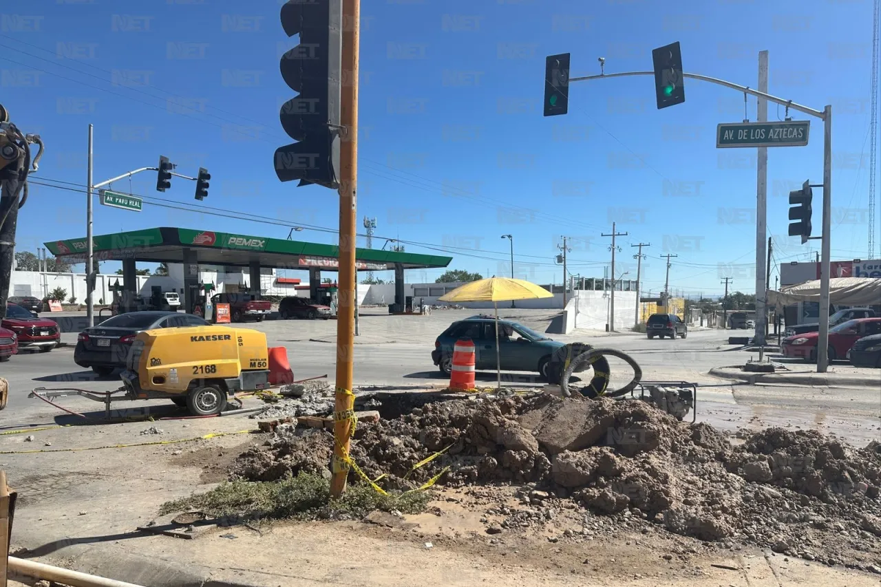 Trabaja JMAS en reparar fuga de agua en Aztecas y Pavo Real 