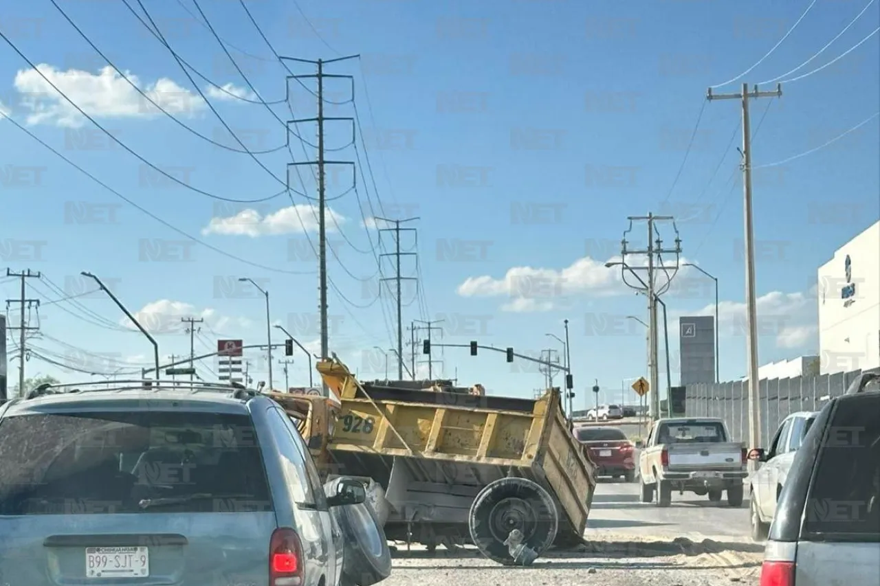 Se le cae eje a dompe en la avenida Santiago Blancas