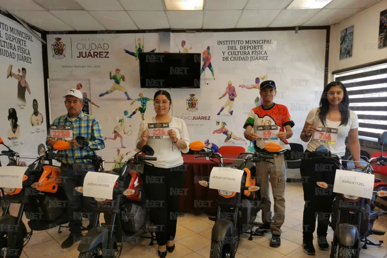 Entregan motocicletas a sorteados que participaron en Carrera de la Amistad 2024