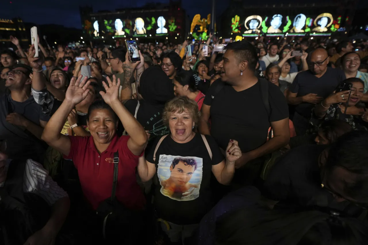 Concierto de Juan Gabriel abarrota el Zócalo de la Ciudad de México