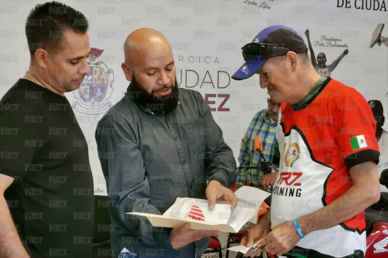 Entregan motocicletas a sorteados que participaron en Carrera de la Amistad 2024