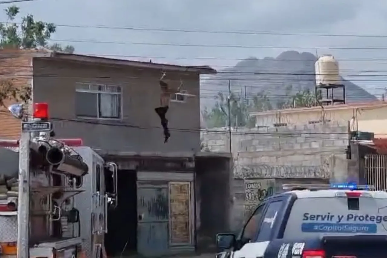 Lo rescatan tras subir al techo de una casa