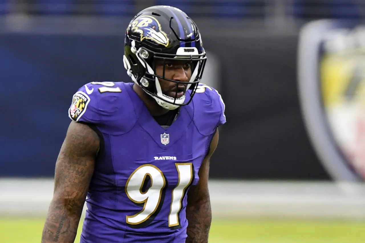 Los Ravens firman al defensivo Yannick Ngakoue: AP