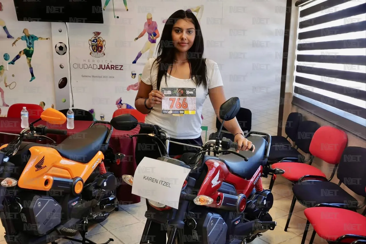 Entregan motocicletas a sorteados que participaron en Carrera de la Amistad 2024