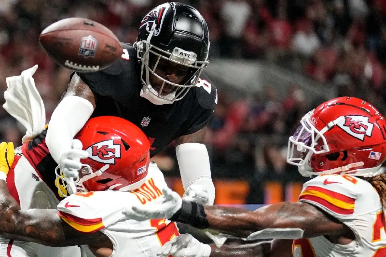 Resisten los Chiefs de Mahomes para ganarle a los Falcons