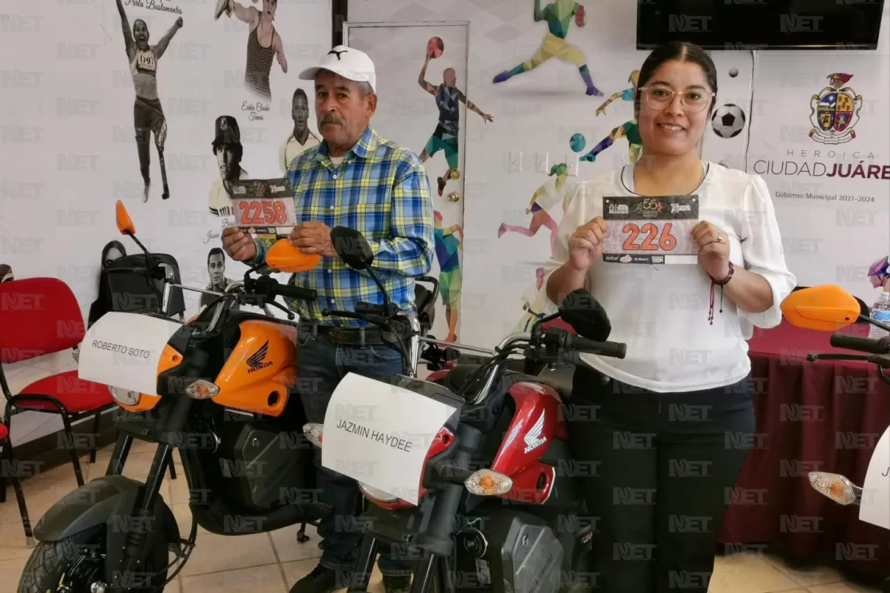 Entregan motocicletas a sorteados que participaron en Carrera de la Amistad 2024