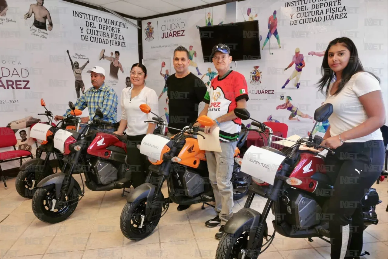 Entregan motocicletas a sorteados que participaron en Carrera de la Amistad 2024