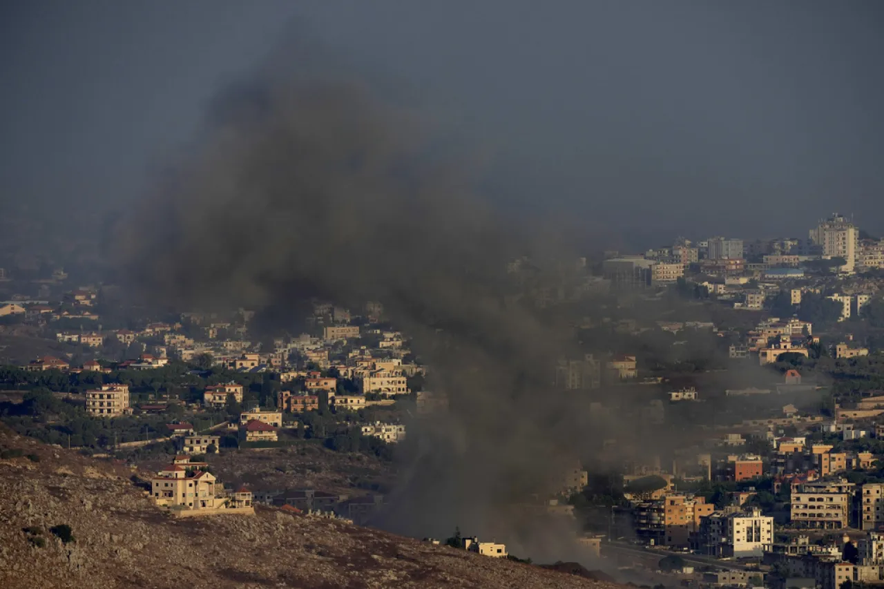 Reporta Líbano 100 muertos en bombardeos israelíes