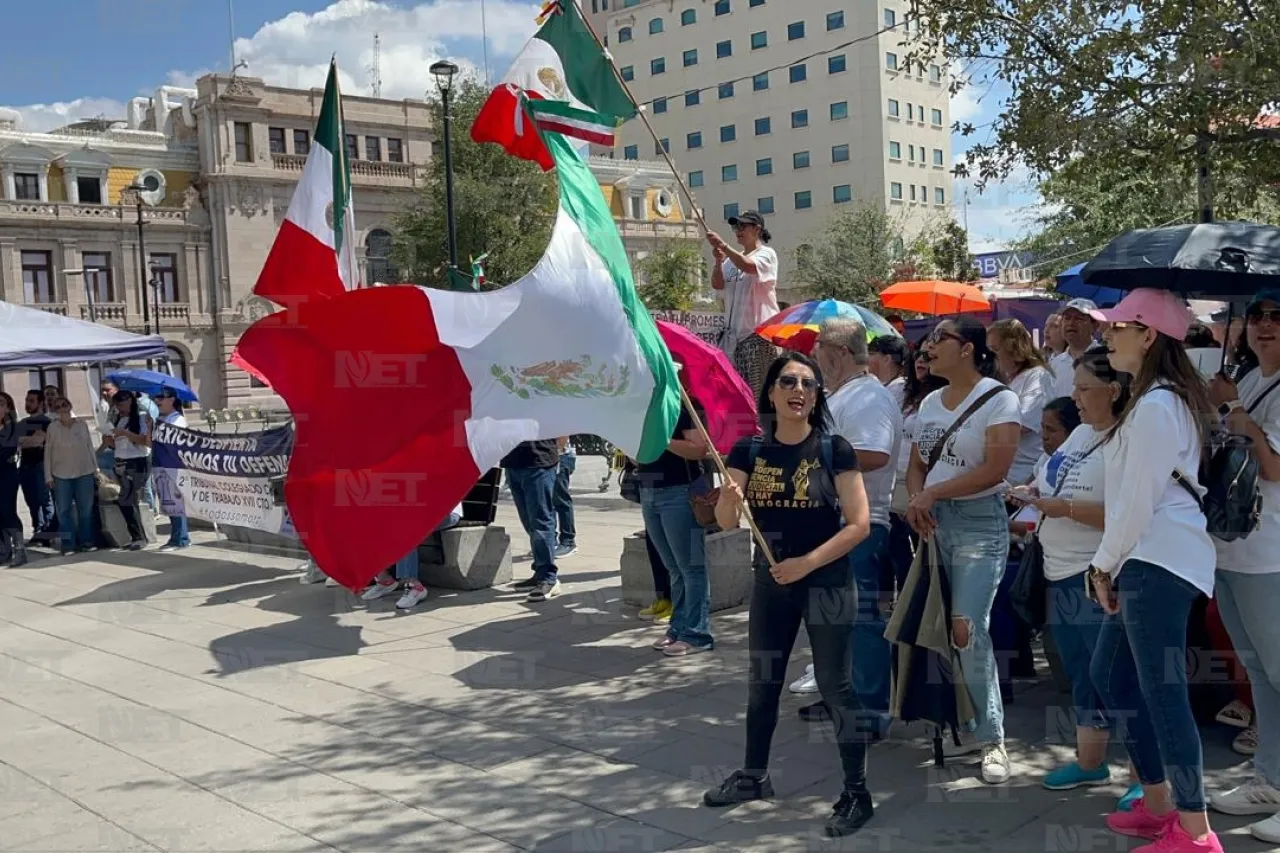 Vuelven trabajadores del PF a manifestarse afuera de Congreso del Estado