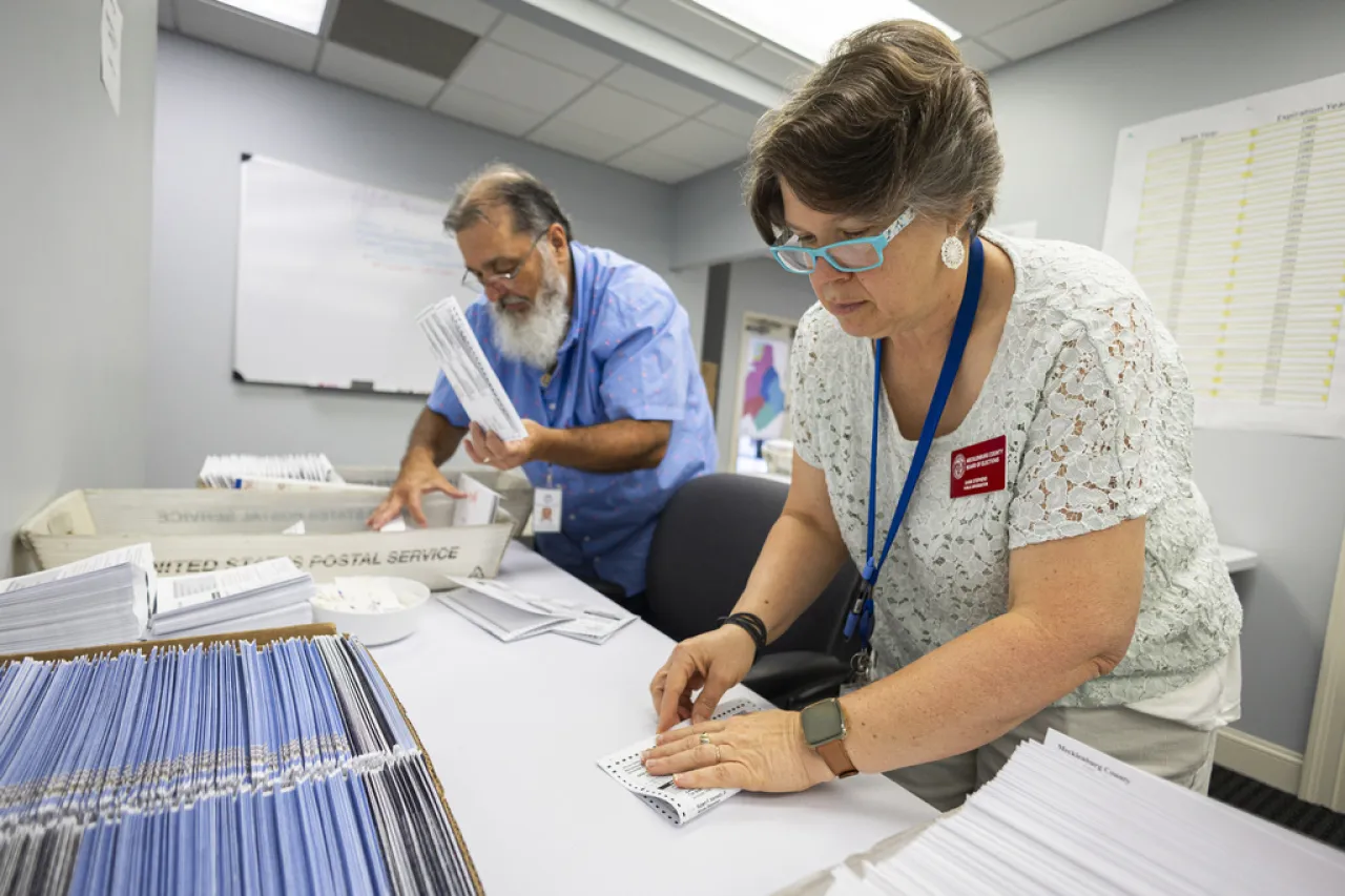 Varios estados en EU hacen cambios de última hora en sus reglas para votar