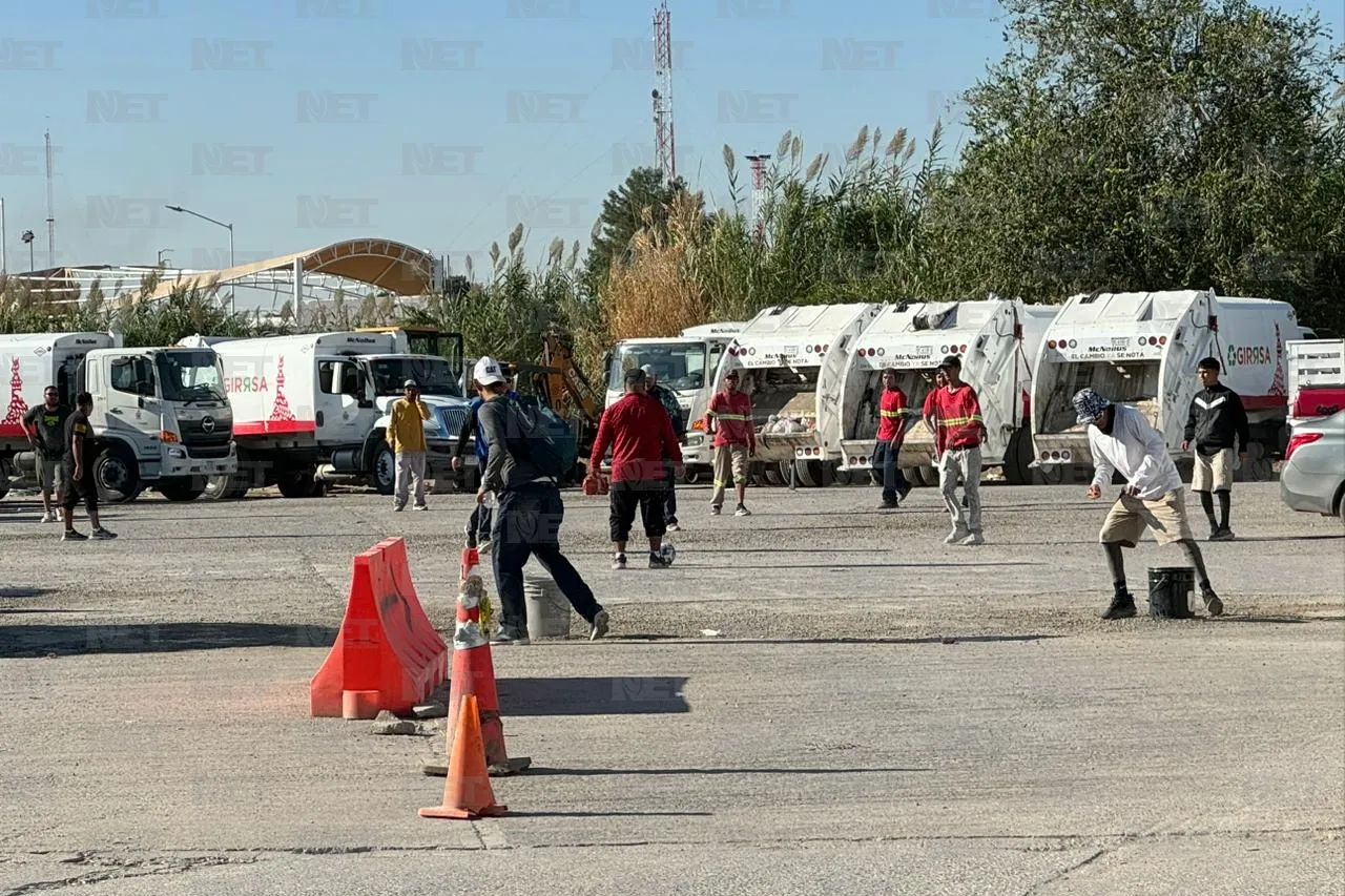 Trabajadores de Hermer bloquean salida de camiones de basura