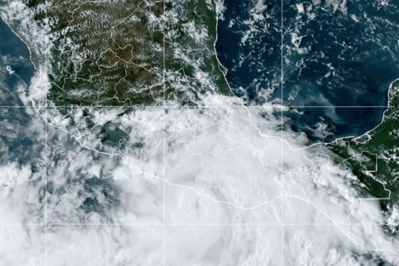 Huracán John pierde fuerza y se convierte en tormenta tropical