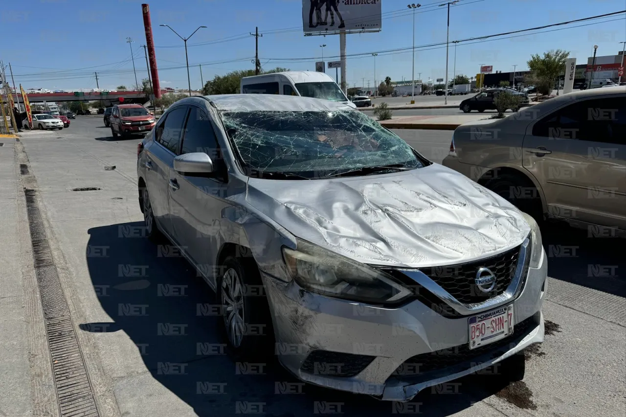 Sale de gasolinera a exceso de velocidad y genera volcadura