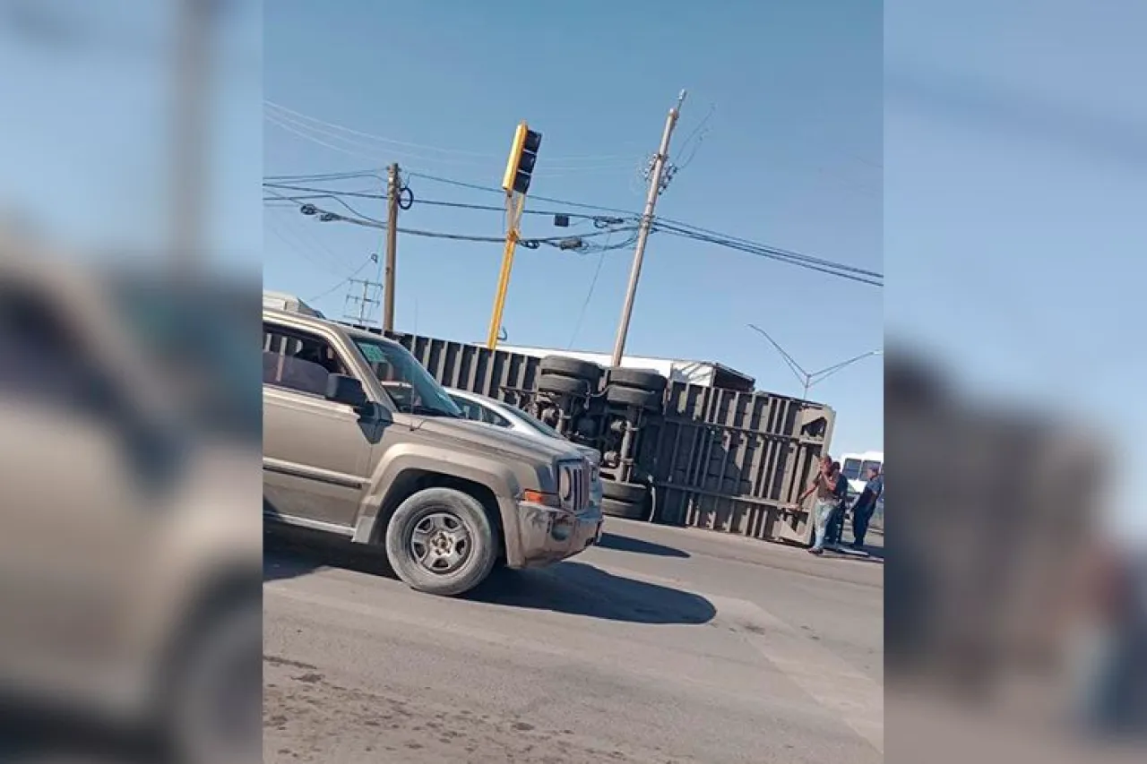 Lleva más de 6 horas volcadura de tráiler