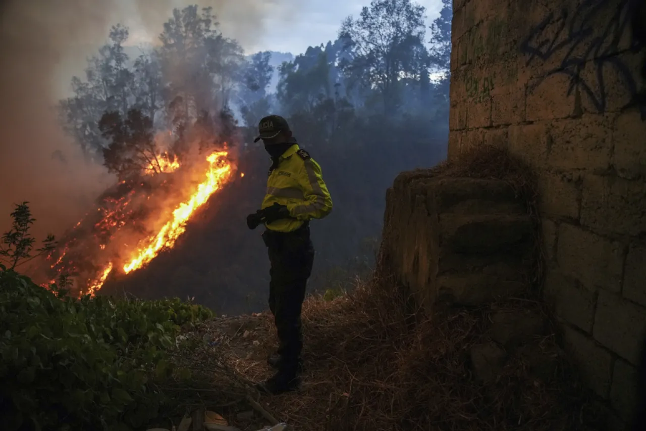 Incendios en Ecuador obligan a suspender clases y evacuar a decenas