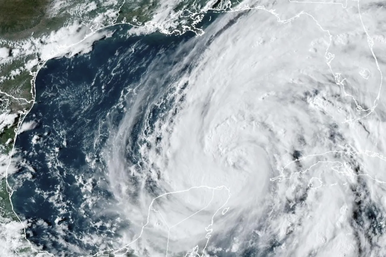 El huracán Isaac y la tormenta tropical Joyce avanzan por el Atlántico