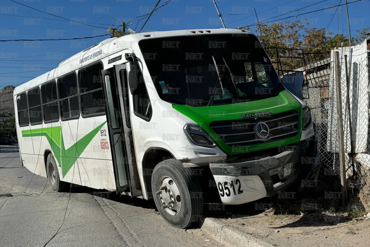 Se estrella camión de transporte contra poste y barda de vivienda