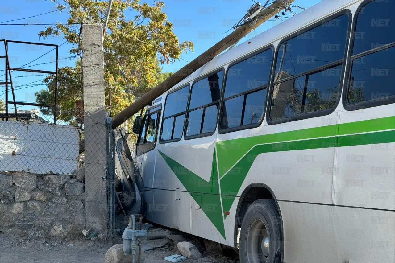 Se estrella camión de transporte contra poste y barda de vivienda