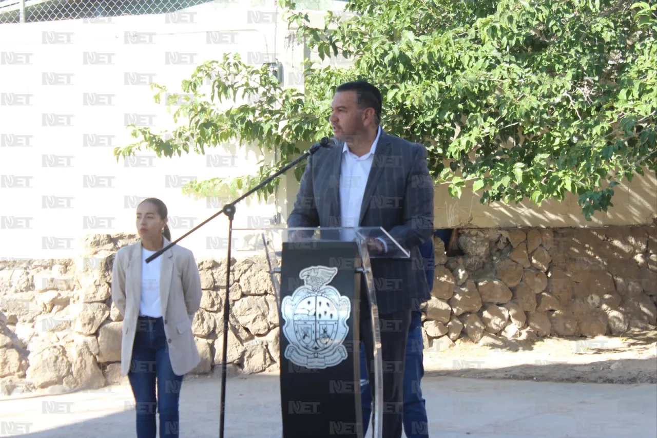 Visita alcalde escuelas para entregar domos