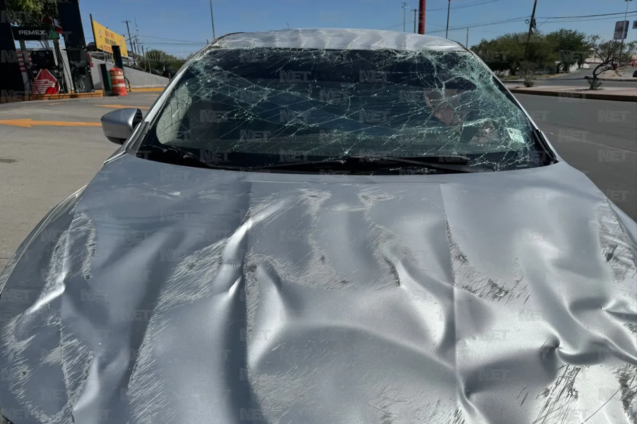 Sale de gasolinera a exceso de velocidad y genera volcadura