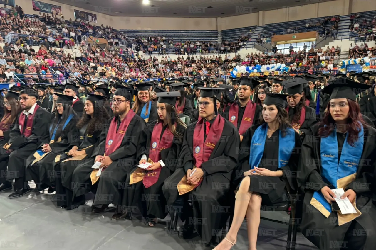 Felicita alcalde a medio millar de graduados de la UACJ