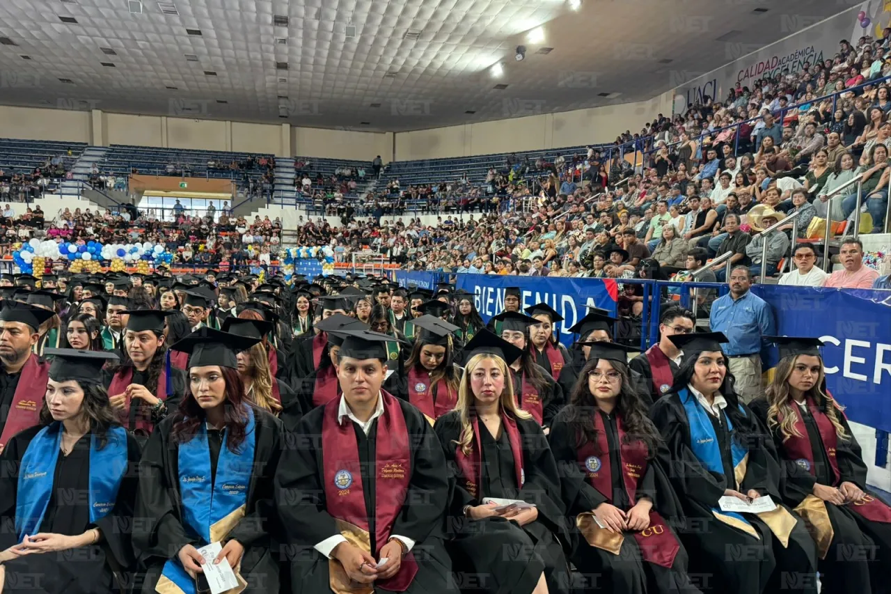 Felicita alcalde a medio millar de graduados de la UACJ