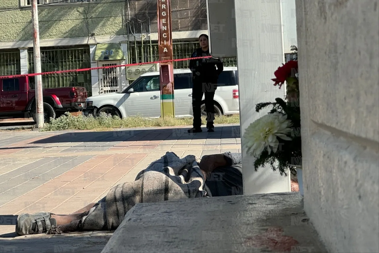 Fallece hombre en situación de calle y amigos le dejan flores