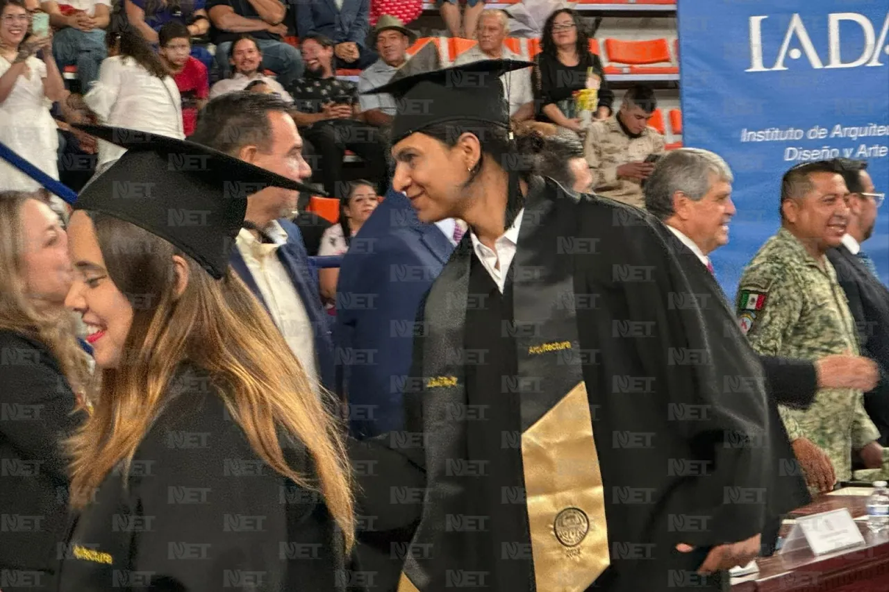 Felicita alcalde a medio millar de graduados de la UACJ