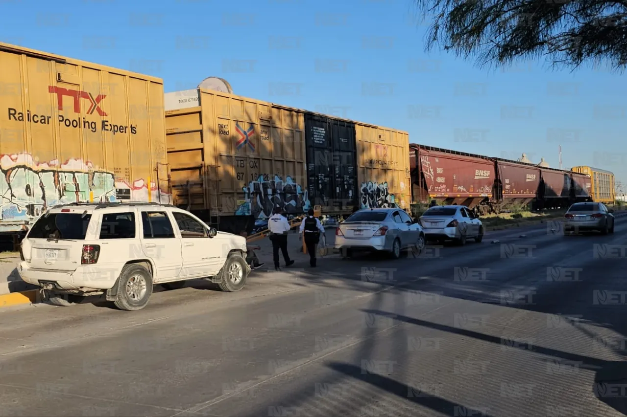 Bloquean carril confinado del eje vial Juan Gabriel tras choque