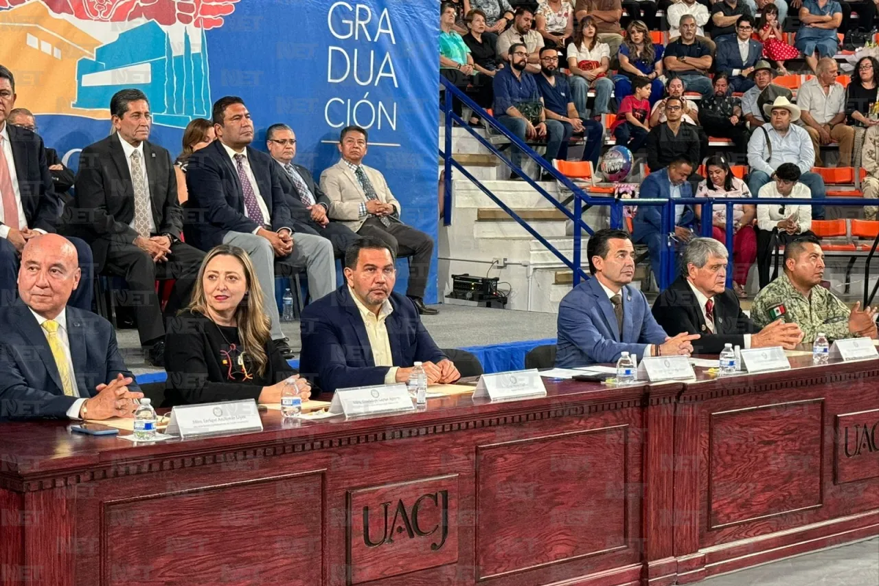 Felicita alcalde a medio millar de graduados de la UACJ