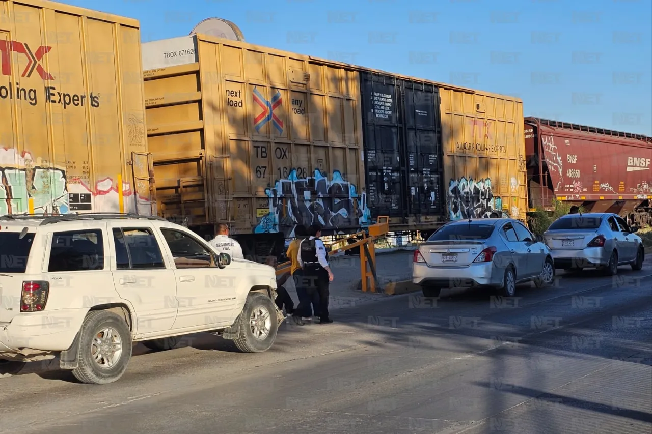 Bloquean carril confinado del eje vial Juan Gabriel tras choque