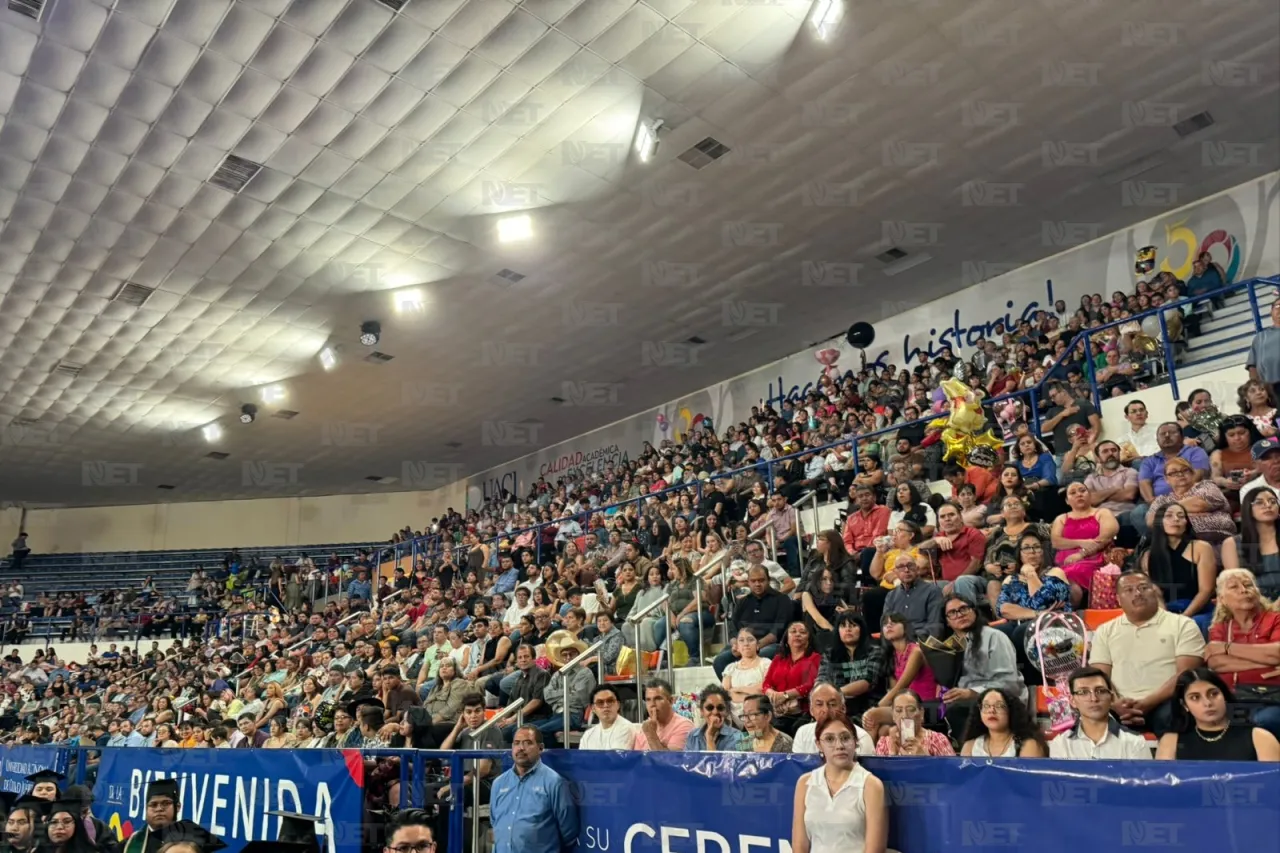 Felicita alcalde a medio millar de graduados de la UACJ