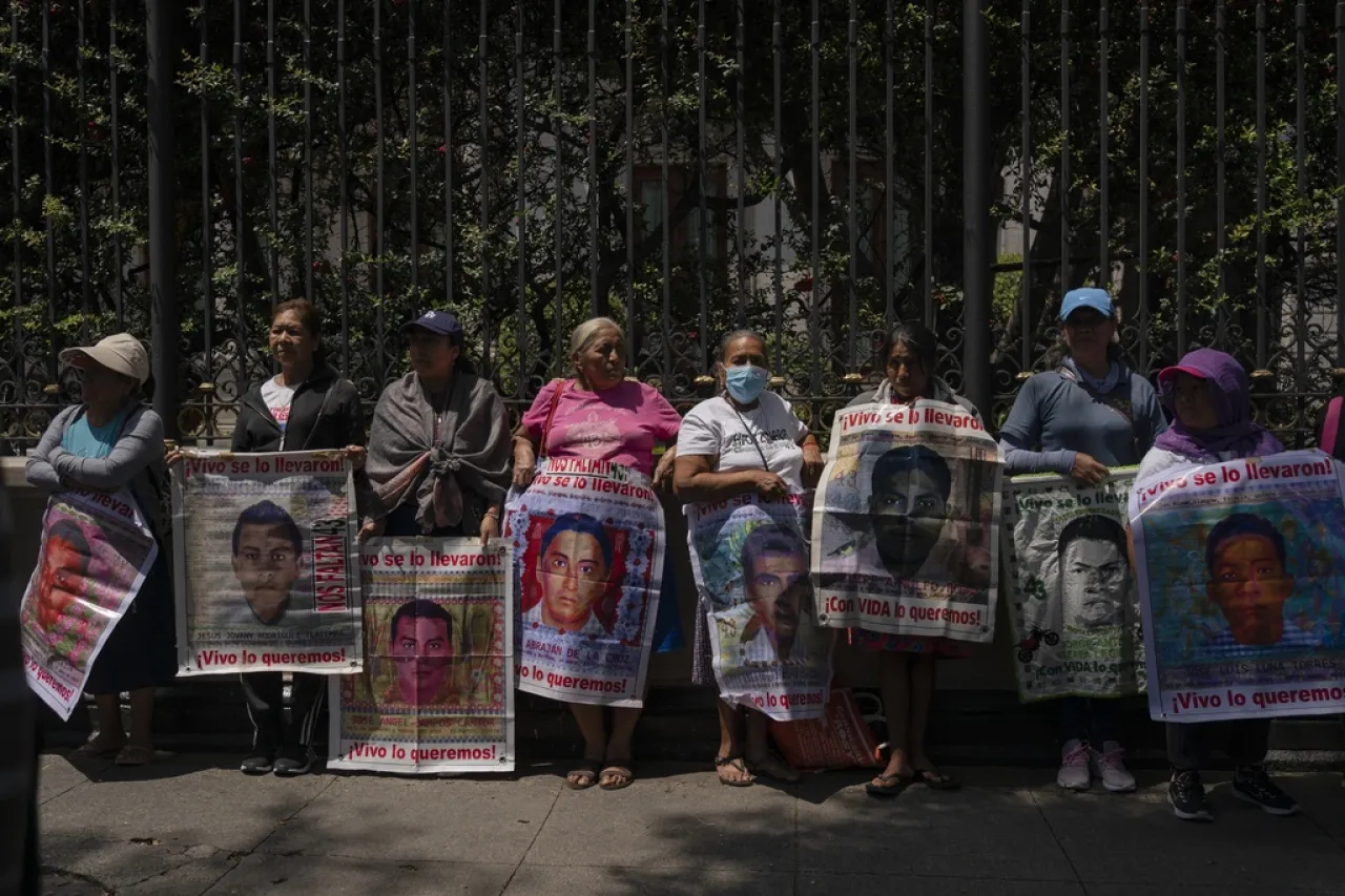 Miles exigen justicia a 10 años de la desaparición de 43 de Ayotzinapa