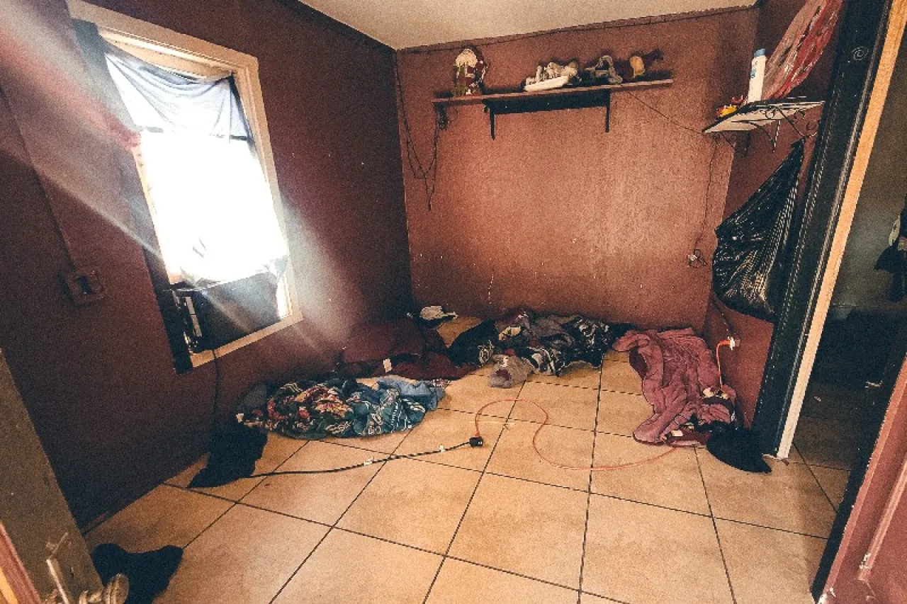 El Paso: 'Revientan' casa de seguridad con 77 migrantes