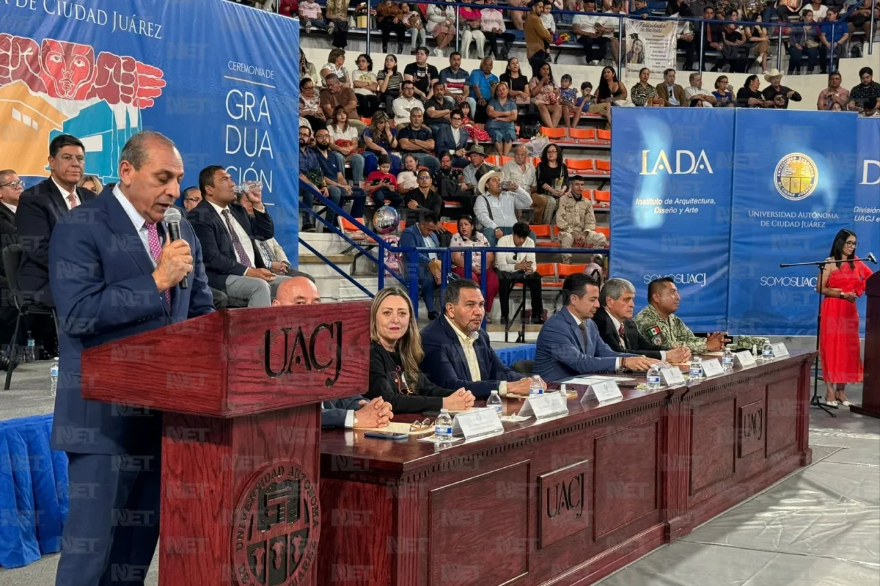 Felicita alcalde a medio millar de graduados de la UACJ