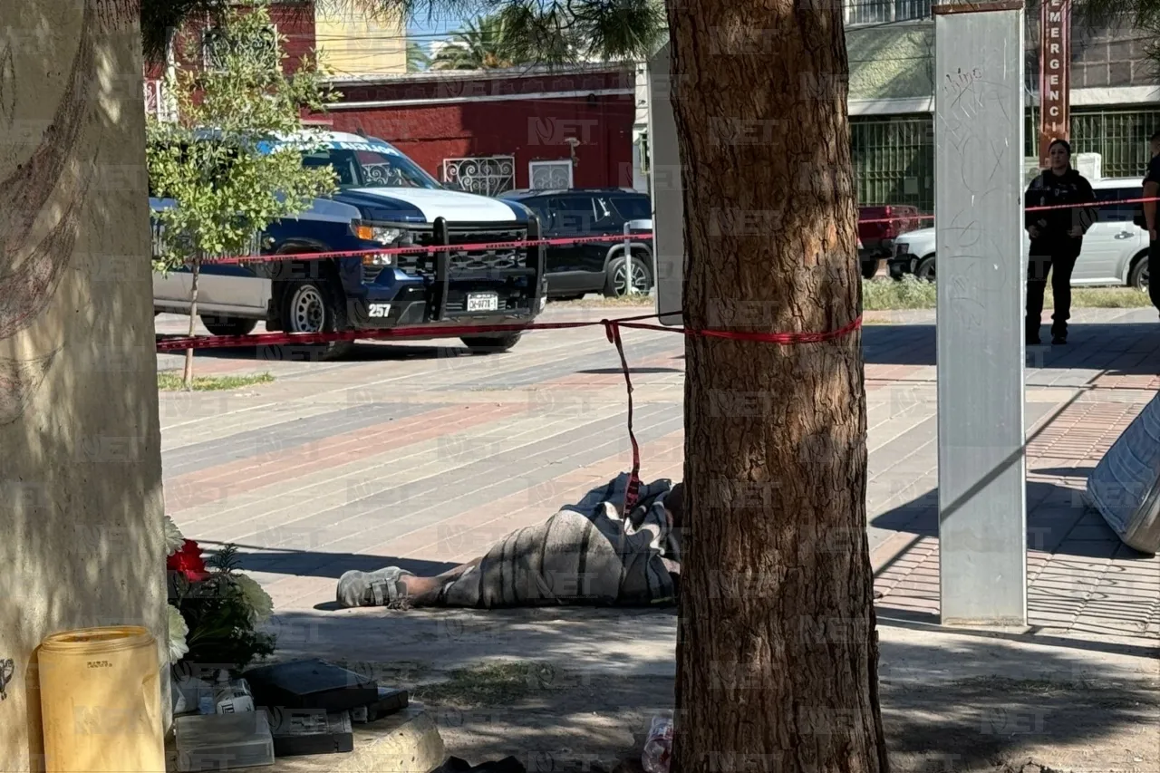 Fallece hombre en situación de calle y amigos le dejan flores