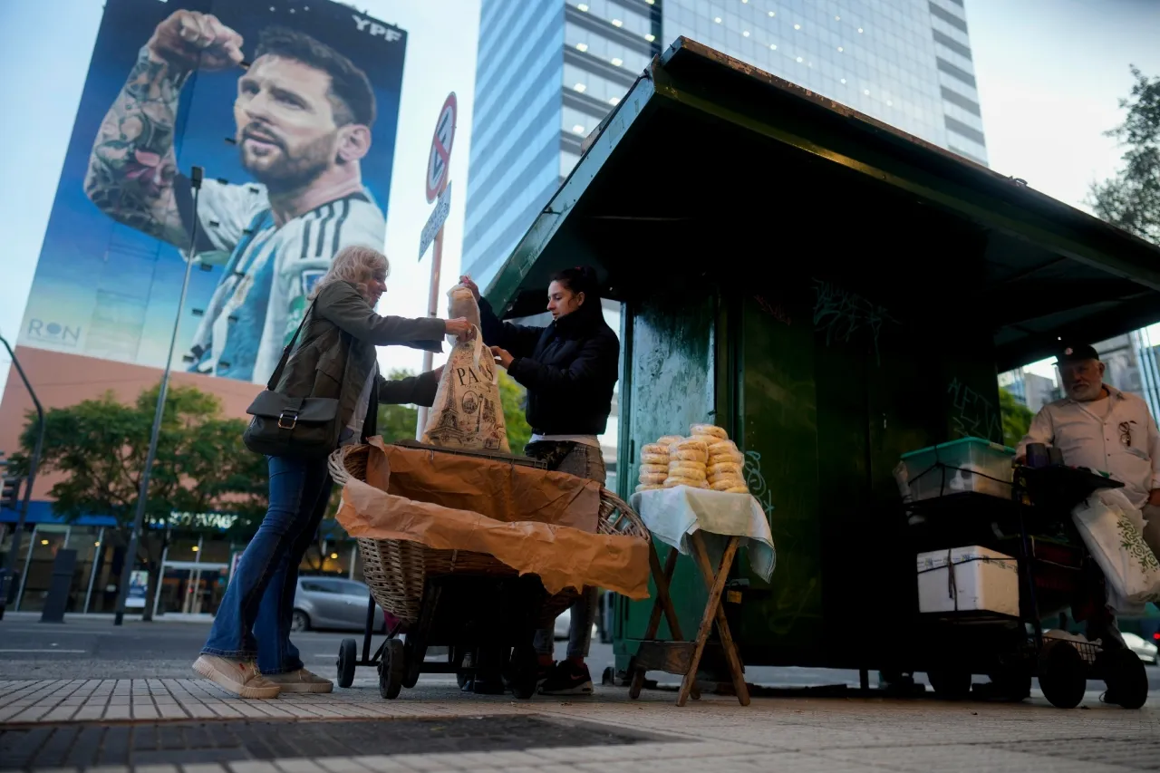 La pobreza se dispara en Argentina y afecta al 52.9% de la población