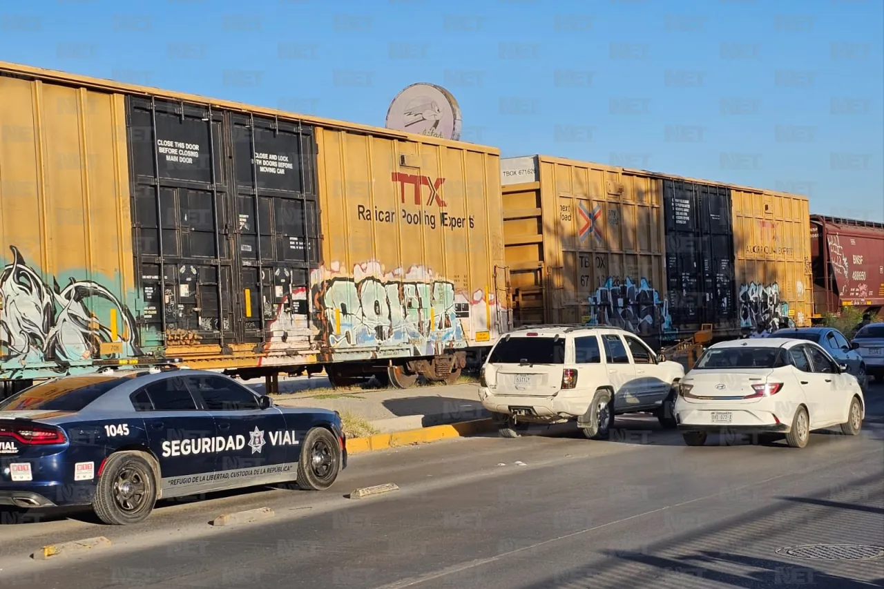 Bloquean carril confinado del eje vial Juan Gabriel tras choque