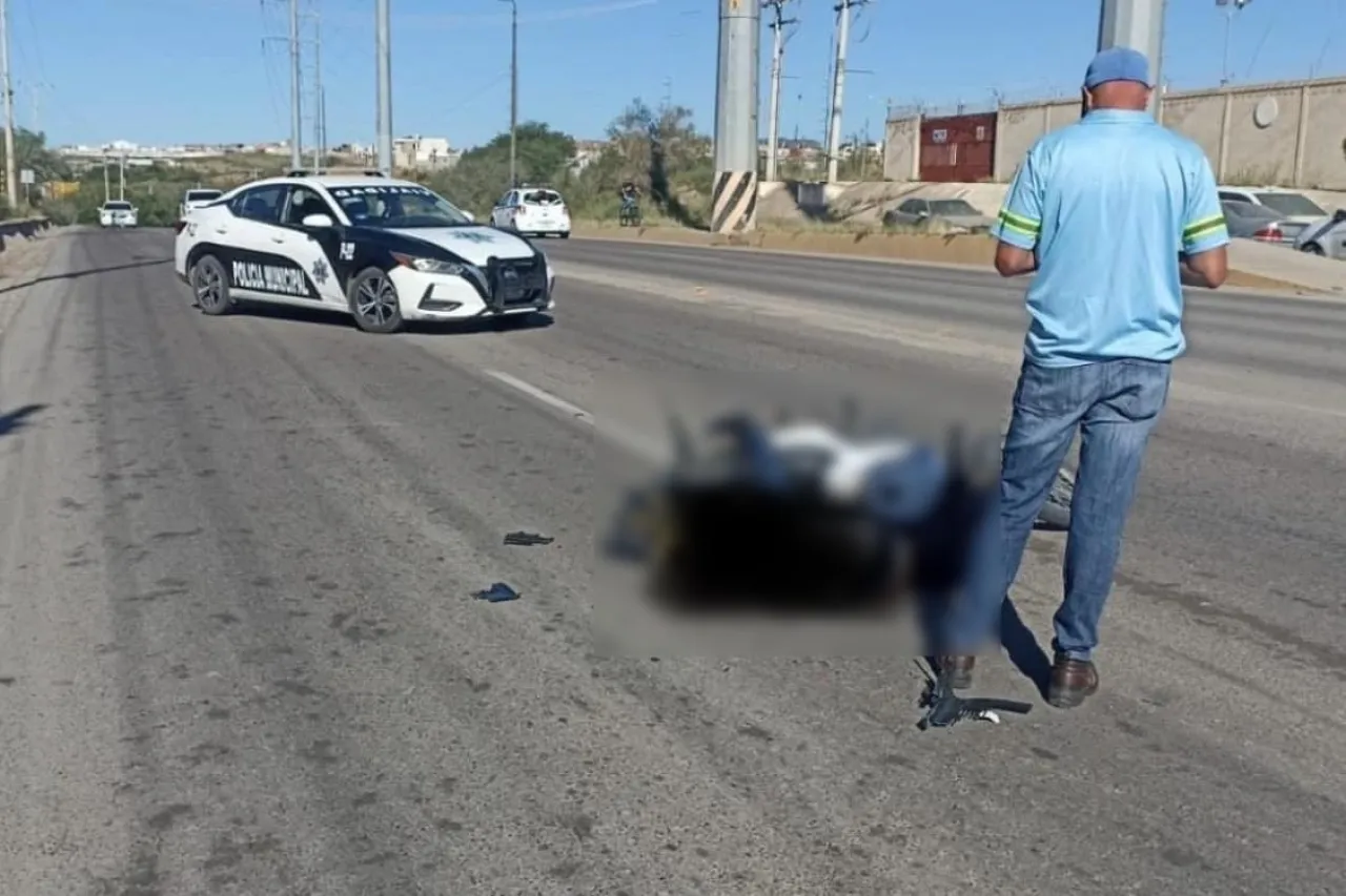 Cae de moto estudiante de Conalep y tráiler le pasa por encima