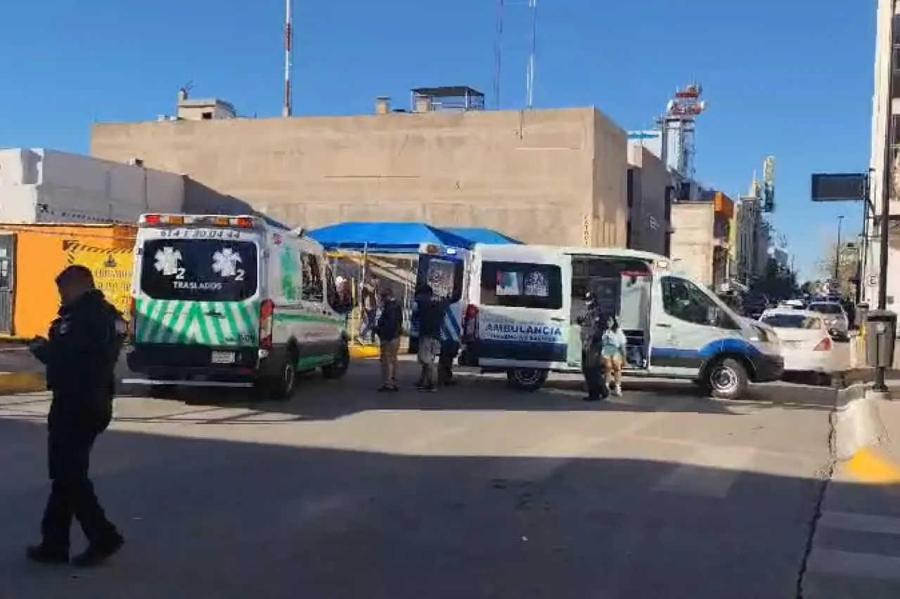 Atropella taxista a dos jóvenes en el centro de la capital